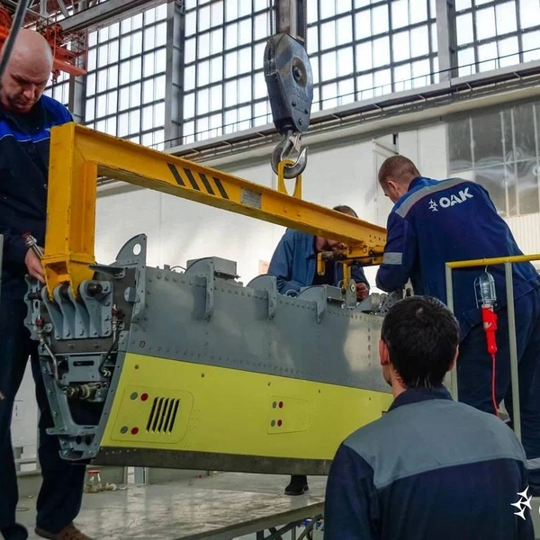 Работа над пилоном самолета МС-21 на Воронежском авиационном заводе. 2022 год | Источник: ПАО «ОАК»