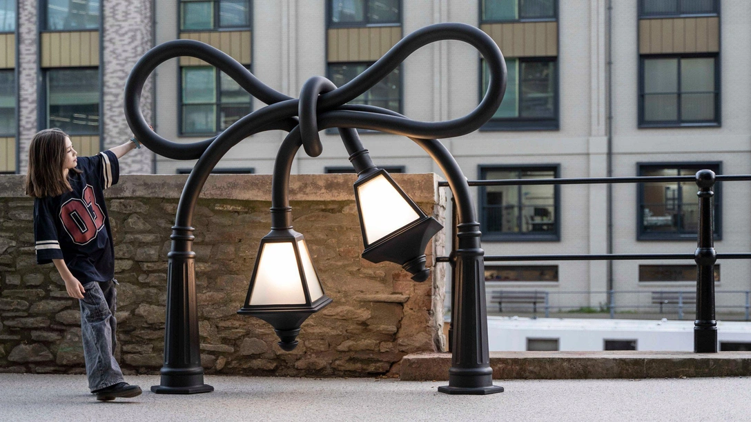 И сбоку бантик: сюрреалистичные скульптуры Алекса Чиннека | Источник: Чарльз Эмерсон