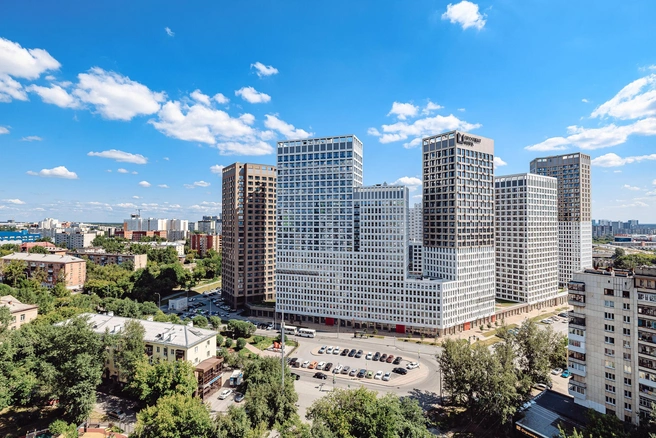 Без специальной метки заехать в паркинг не получится. Также для жителей компаунда и гостей фитнес-клуба, ресторана и бильярдного клуба отдельные въезды. Максимальная безопасность  | Источник: «Первостроитель»