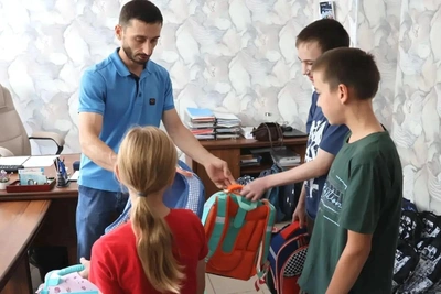 Омским детям выдали ранцы к 1 сентября