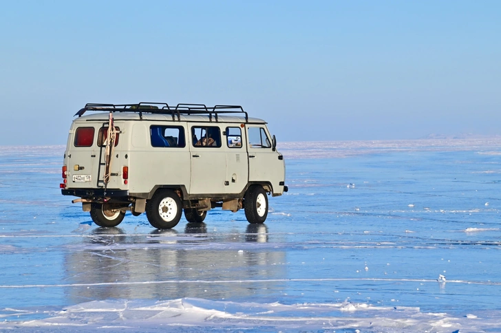 На Байкале провалилась под лед «буханка» с туристами из Китая. Спасся один, найдено 7 тел | Источник: Jesse33/Shutterstock/Fotodom.ru