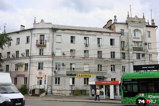 Весь фасад покрыт заплатками&nbsp;— местами нанесена штукатурка, местами заметны разные слои краски. Карнизы осыпаются, лепнина частично отвалилась | Источник: Михаил Шилкин
