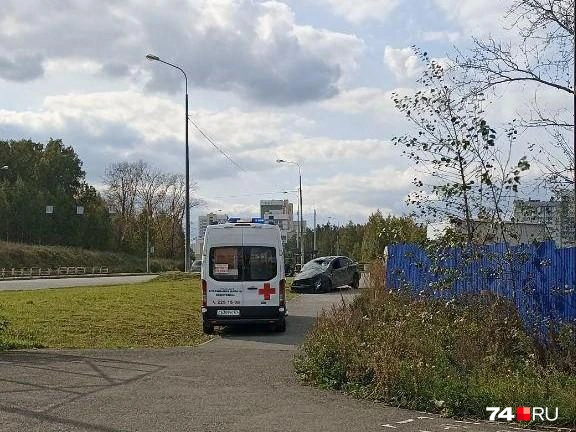 С места ДТП водителя увезла «скорая» | Источник: читатель 74.RU