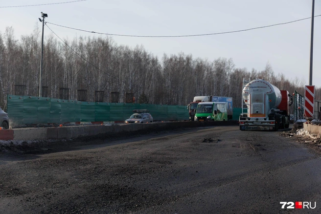 По Московскому тракту едет большое количество грузового транспорта | Источник: Ирина Шарова / 72.RU