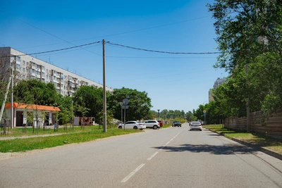 Прокуратура требует тротуары на трассе Захаровского района