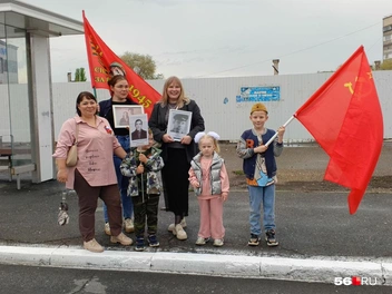 «Наши прадеды и деды в этот день, чеканя шаг, поднимают над Землёй Победы флаг!» | Источник: Владислав Митрошин / 56.RU