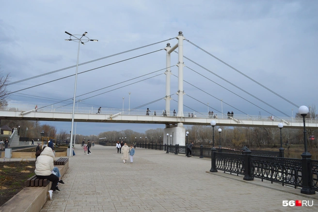 Пешеходный мост и часть набережной | Источник: Анастасия Баринова / 56.RU