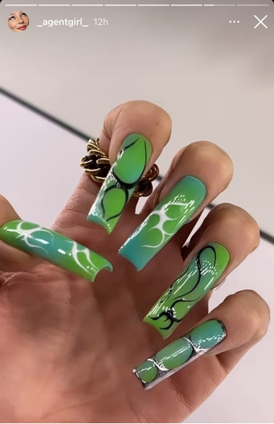 Зеленый маникюр с необычным дизайном: Настя Ивлеева показала креативный нейл-арт для длинных ногтей