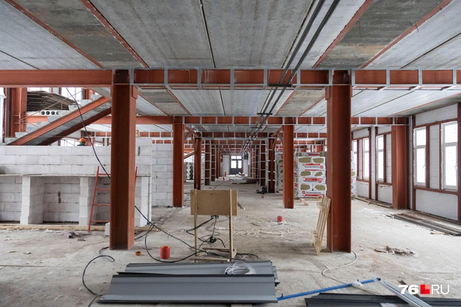 В центре холла будет просторный коридор, по бокам - кабинеты