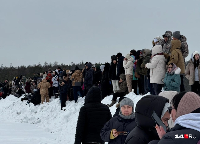 Сотни зрителей приехали поддержать и поболеть | Источник: Ольга Донская / 14.RU
