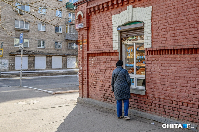 Торгуют хлебом и выпечкой через окошко  | Источник: Олег Фёдоров / CHITA.RU