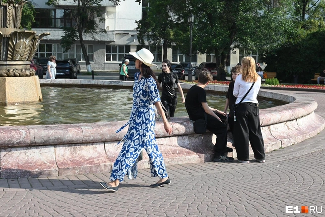 Купание в фонтанах не выходит из моды | Источник: Дмитрий Емельянов / E1.RU