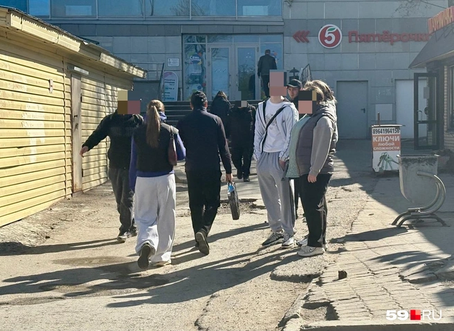 Мужчина с пакетом в руке бродит по автовокзалу и ищет потенциальных покупателей | Источник: Читательница 59.RU