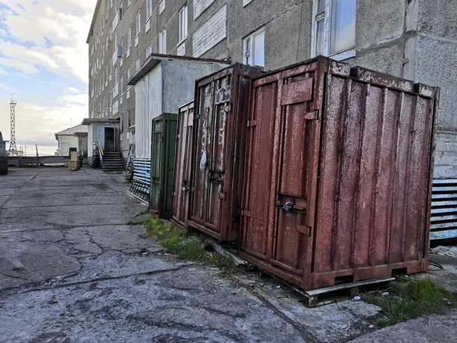 Такие контейнеры в Диксоне часто можно встретить около жилых домов | Источник: Юрий Ахломов, житель Диксона