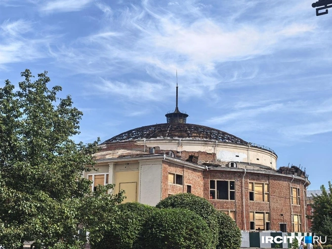 Так выглядит здание с другой стороны | Источник: Алёна Кашпарова / «ИрСити»