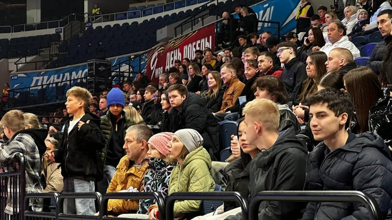 Пришли семьи с детьми, дрались тяжеловесы. В Москве состоялись соревнования по необычному виду спорта — боям на льду