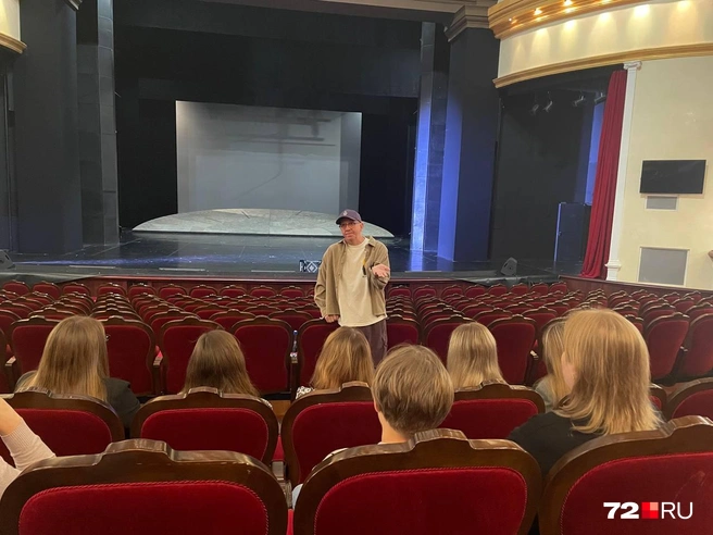 Много времени мы провели в большом зале, где нам рассказывали про то, как устроена сцена  | Источник: Радик Енчу / 72.RU