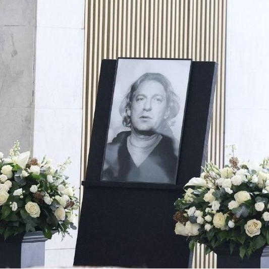 В Москве проходит прощание с ведущим Александром Олейниковым: репортаж