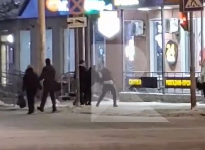 На площади Театральной засняли драку | ya62.ru