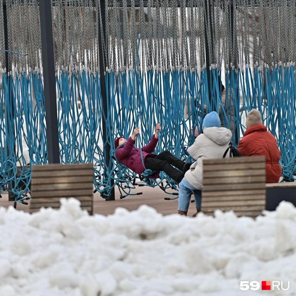 Городские контрасты — остатки снега и сухая плитка | Источник: Василина Любимова / 59.RU