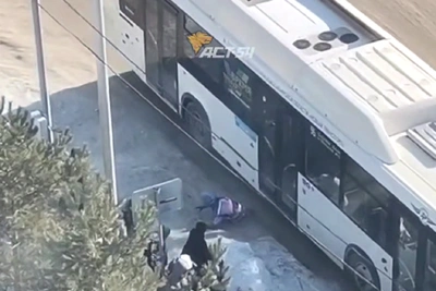 Обледеневший перекресток в Новосибирске: пешеход едва избежал ДТП