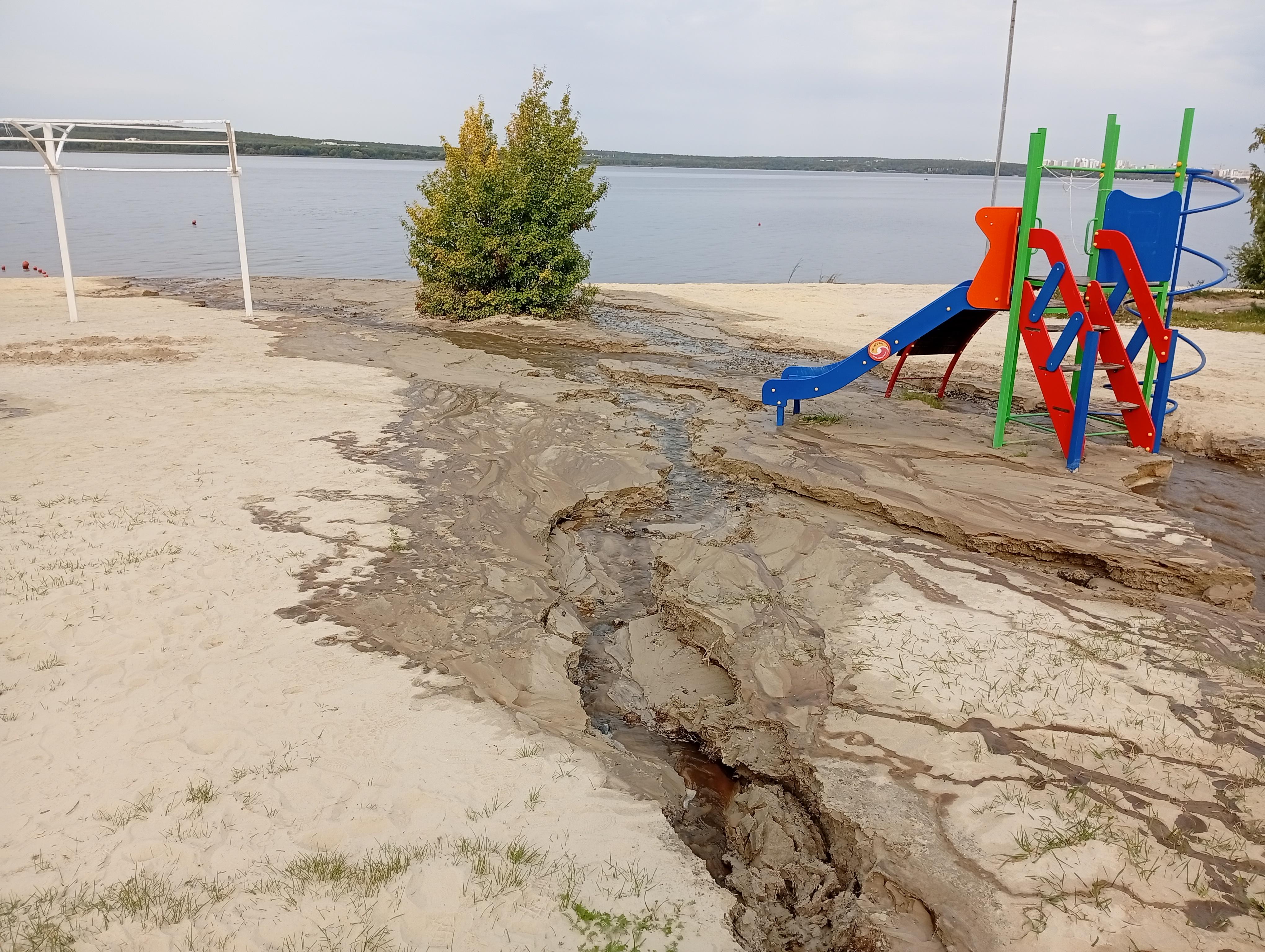 «Всё стекает в водохранилище»: на городском пляже на Шершнях заметили подозрительные стоки