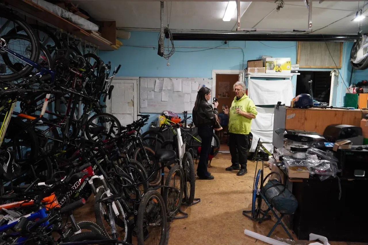 «Купив машину, ты станешь рабом»: потомок композитора Пуччини застрял в Самаре и ночует в веломасте…