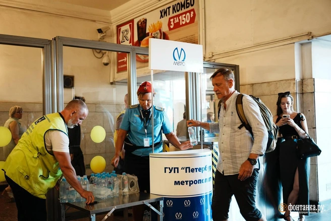 Из-за жары в Петербурге начали раздавать воду в метро | Источник: читатель «Фонтанки»
