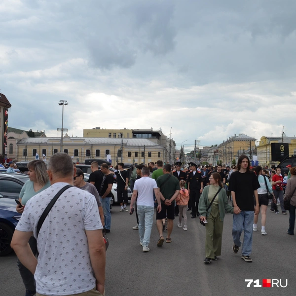 На самой площади буквально было не протолкнуться от народу. Многие приходили с детьми | Источник: Максим Улитов / 71.RU
