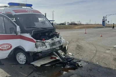 На омской трассе Largus столкнулся со скорой: четверо пострадали