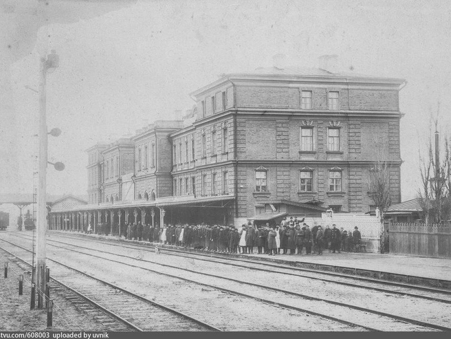 1885–1890 годы. Здание главного железнодорожного вокзала Ростова-на-Дону, возведенное в 1875 году. | Источник: архив Ростовского областного музея краеведения