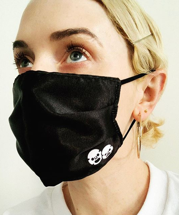 +1 рецепт красоты во время пандемии: сатиновая защитная маска