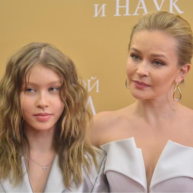 Юля Пересильд защищает 16-летнюю дочь, которую атаковали хейтеры: «Я чиста, Аня чиста…»