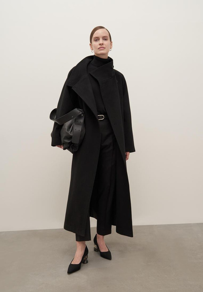 Длинное пальто черного цвета из шерсти