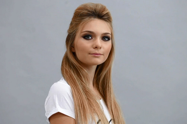 Фото №1 - Beauty-уроки Elle Girl: Как сделать прическу в стиле 60-х