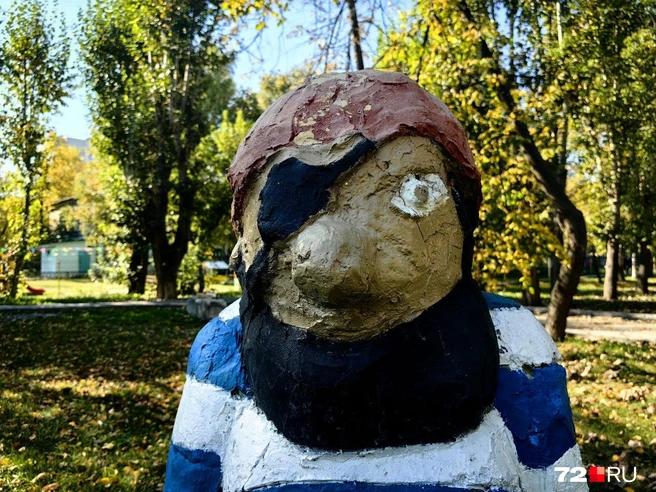 И не только Маша с медведем украшают двор. Прямо в душу заглядывает пират  | Источник: Павел Красоткин / 72.RU 