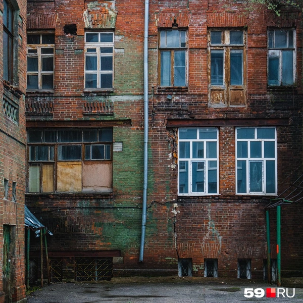 Изначально дом был красно-кирпичным и не был закрашен краской | Источник: Тимофей Калмаков / 59.RU