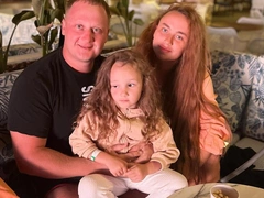 «Девочка моя там лежит»: жена блогера Александра Лещева погибла в ДТП — он рыдает, не знает, как сказать дочери