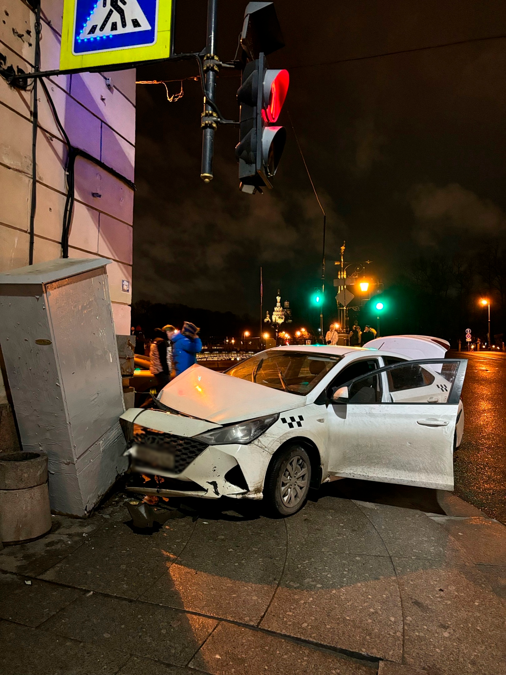 Такси не разъехалось с Audi в центре Петербурга. Пострадал ребёнок