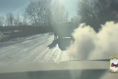 В Зиминском районе полицейские запрыгнули в машину закладчицы