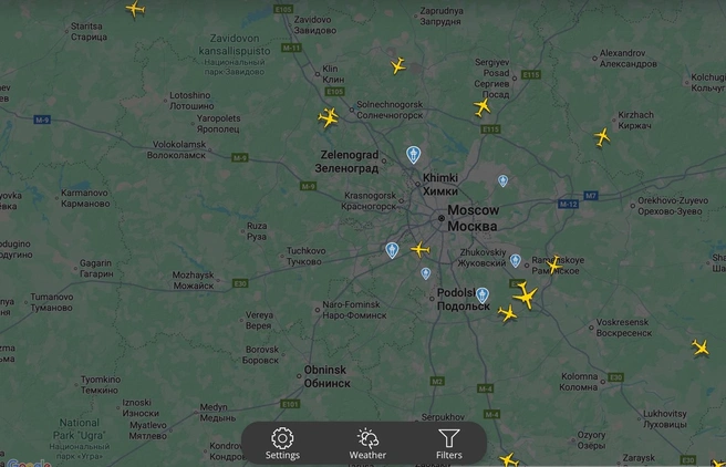 Судя по данным с Flightradar, в небе над столицей фиксируются борты — они штатно следуют в аэропорты назначения | Источник: flightradar24.com