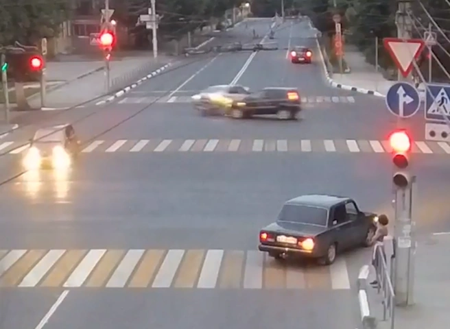 Момент столкновения двух легковушек в центре Рязани попал на видео | ya62.ru