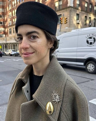 Шапки, береты и кепки: самые модные головные уборы зимы 2025/26 Шапки, береты и кепки: самые модные головные уборы зимы 2025/26