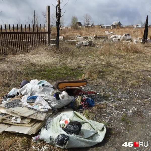 Прошлогодний мусор, принесенный большой водой, до сих пор не вывезли | Источник: Надежда Тихомирова