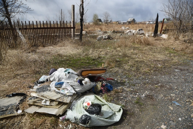 Прошлогодний мусор, принесенный большой водой, до сих пор не вывезли | Источник: Надежда Тихомирова