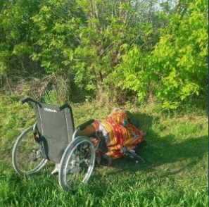 Человек на фото еще жив, он спит на траве | Источник: Подслушано Щучье