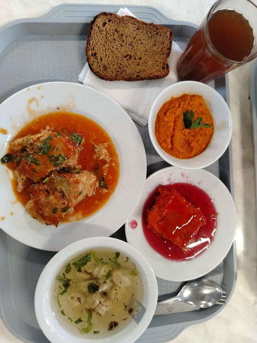 Пельмени с бульоном, запеканка и, кажется, вкусная икра&nbsp;— заморская | Источник: Светлана Зюзина, «На заводе» / vk.com