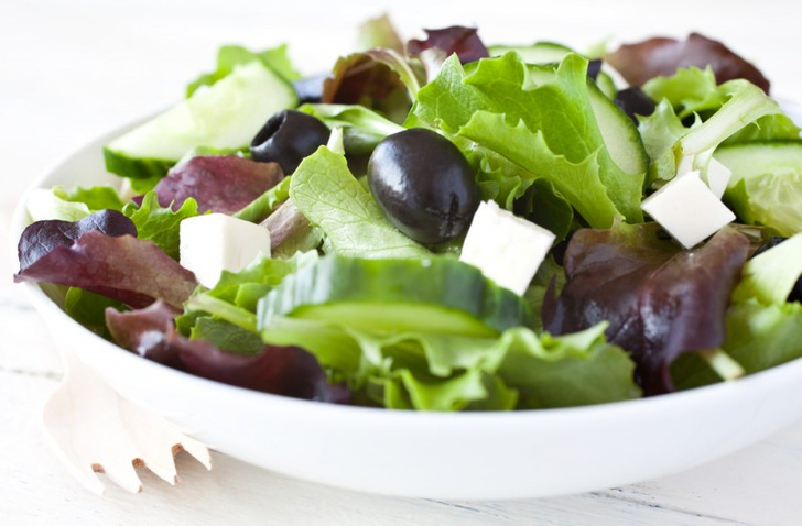 Салат с оливками и кукурузой: рецепт