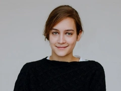 «Родная и настоящая»: 25-летняя Елизавета Янковская радует породистой естественной красотой и теплой улыбкой