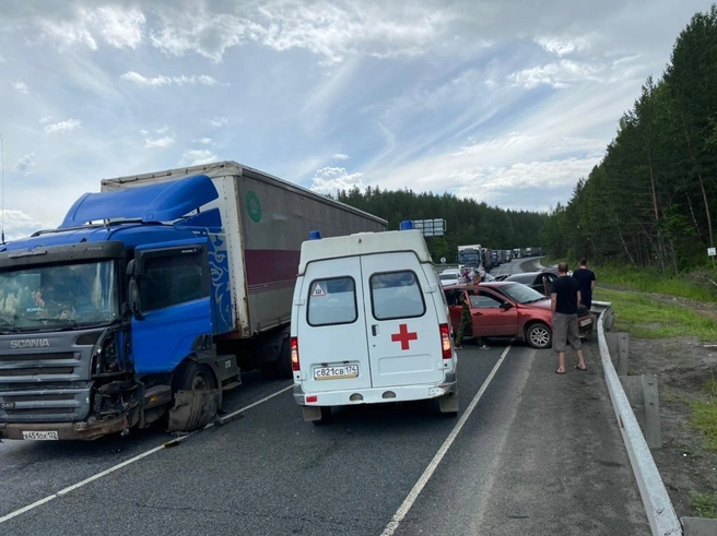 Авария произошла в 13:40 на спуске возле Юрюзани | Источник: «Трасса М5 Уфа — Челябинск» / vk.com